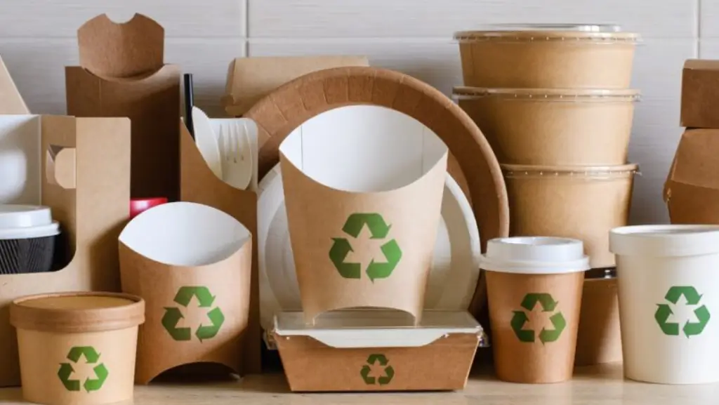 Usa materiales reciclados y biodegradables